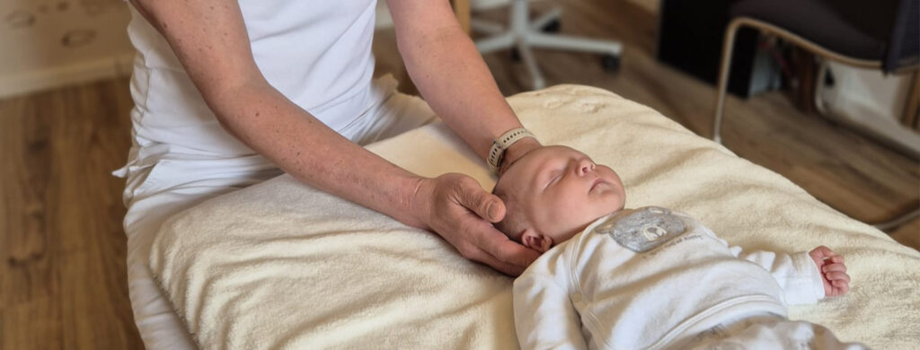 Osteopathie-Behandlung für ein Baby